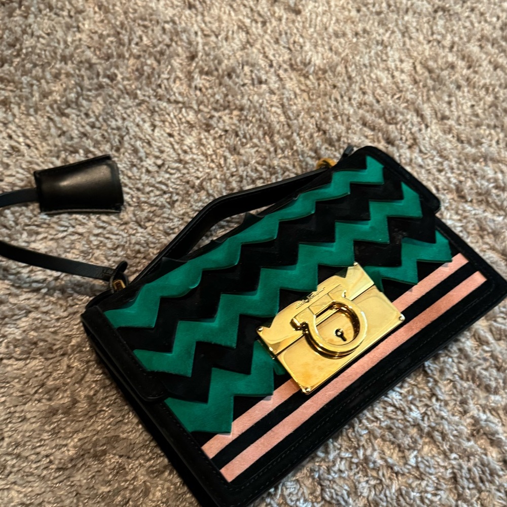 Ferragamo min bad
